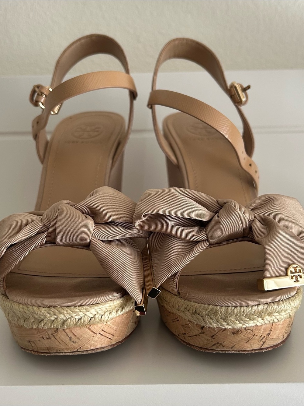 Tory Burch Penny Wedge Sandal (7.5) - Picture 2 of 9